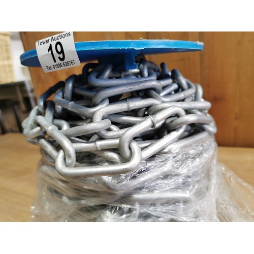 19 - Large reel containing a quantity of heavy duty chain in good order with 2.5 inch size links unused