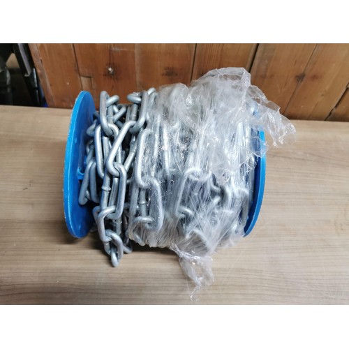 19 - Large reel containing a quantity of heavy duty chain in good order with 2.5 inch size links unused