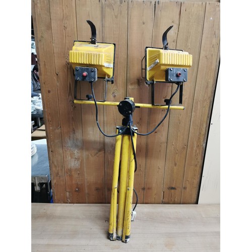 38 - Pair of heavy duty halogen 500W work lights on extendable tripod legs standing 89.5cm at its lowest