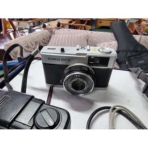 226 - A large collection of good quality vintage 35mm cameras including Voigtlander VSL3/E, a Nikon FM cam... 