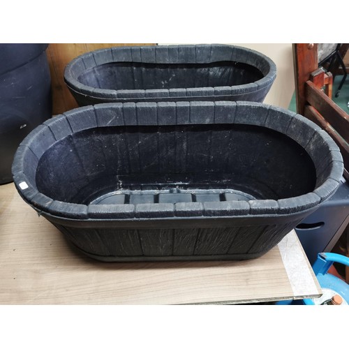 43 - 5x black good quality plastic planters inc 3x oval, 2 tall tub planters. Largest planter measures 43... 