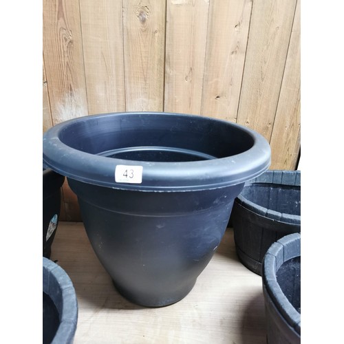 43 - 5x black good quality plastic planters inc 3x oval, 2 tall tub planters. Largest planter measures 43... 