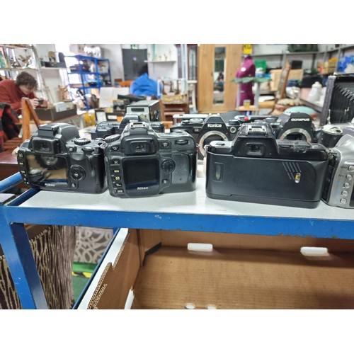 228 - A large collection of 16 x various vintage cameras including 3 Nikon cameras D40,D50, F/401, 4 Canon... 