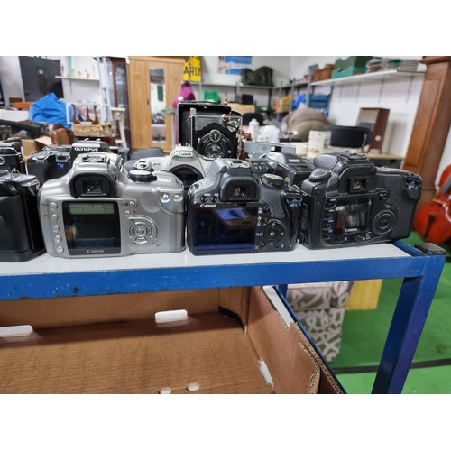 228 - A large collection of 16 x various vintage cameras including 3 Nikon cameras D40,D50, F/401, 4 Canon... 