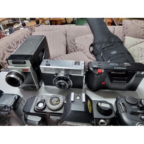 228 - A large collection of 16 x various vintage cameras including 3 Nikon cameras D40,D50, F/401, 4 Canon... 