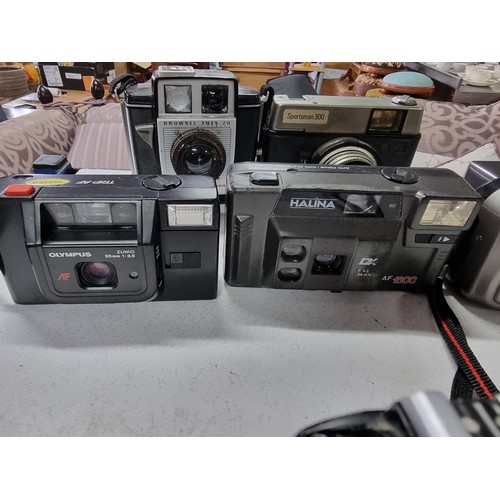 231 - A large collection of 16 x various vintage cameras including a Nikon F/601, a Panasonic Lumix FZ45, ... 