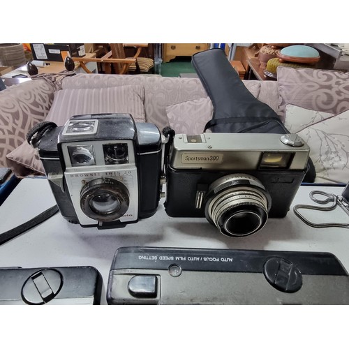 231 - A large collection of 16 x various vintage cameras including a Nikon F/601, a Panasonic Lumix FZ45, ... 