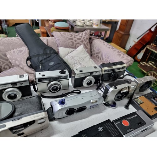 232 - A large collection of 30 x various vintage cameras along with a sigma autofocus lens to include an O... 