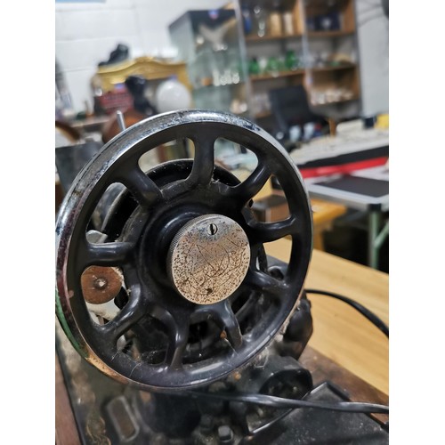 266 - Vintage 1939 electric Singer sewing machine EC150705 99k comes with a quantity of accessories inc bo... 