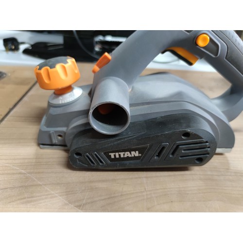 10 - A Titan electric wood planer complete with accessories and hard case, also includes dust bag in full... 