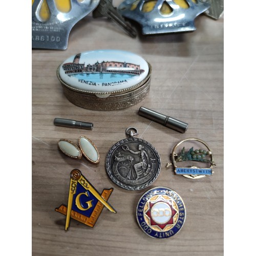 15 - A quantity of collectable automobilia accessories including 2 vintage AA badges with keys, a chrome ... 