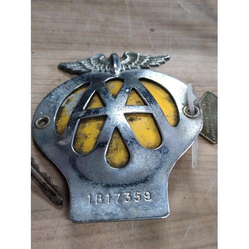 15 - A quantity of collectable automobilia accessories including 2 vintage AA badges with keys, a chrome ... 