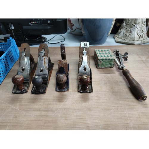 18 - A quantity of 4x wood planes, all in good order along with a handheld vice and a box of 1.5