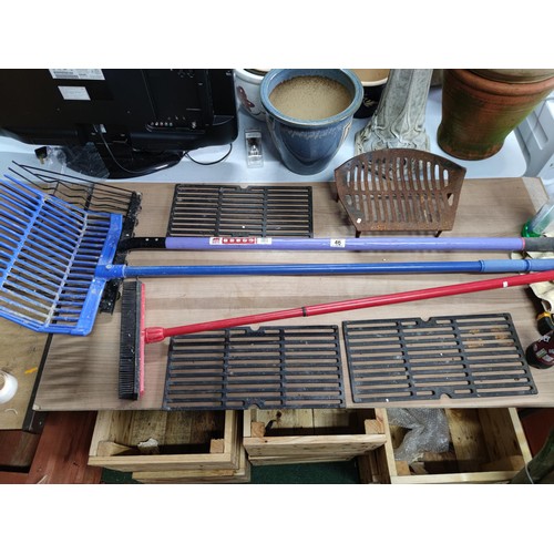 46 - 2 horse bedding forks along with a rubber broom. Bedding forks have length of 155cm along with a cas... 