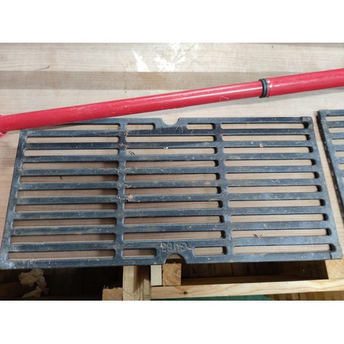 46 - 2 horse bedding forks along with a rubber broom. Bedding forks have length of 155cm along with a cas... 