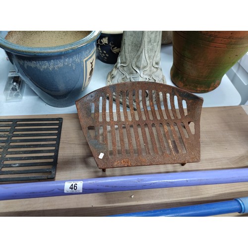 46 - 2 horse bedding forks along with a rubber broom. Bedding forks have length of 155cm along with a cas... 