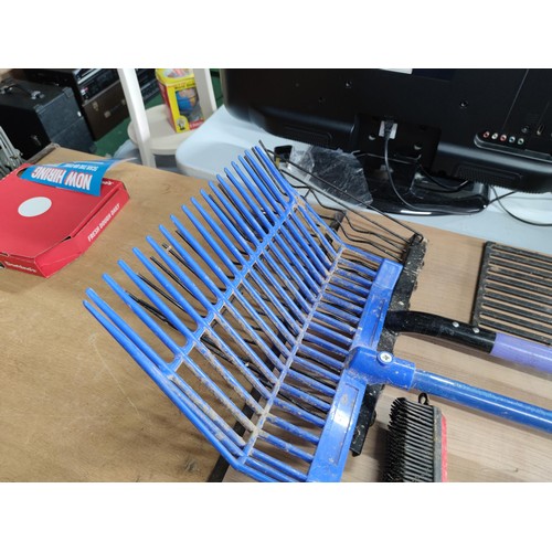 46 - 2 horse bedding forks along with a rubber broom. Bedding forks have length of 155cm along with a cas... 