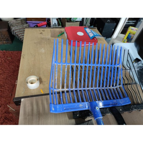 46 - 2 horse bedding forks along with a rubber broom. Bedding forks have length of 155cm along with a cas... 