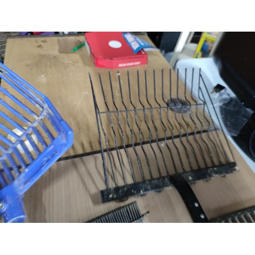 46 - 2 horse bedding forks along with a rubber broom. Bedding forks have length of 155cm along with a cas... 