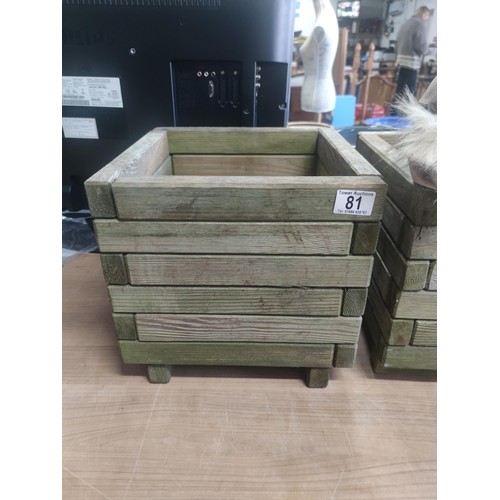 81 - A pair of wooden square planters in good order along with 4 wooden gonks with rabbit fur beards.
pla... 