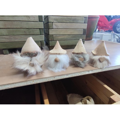 81 - A pair of wooden square planters in good order along with 4 wooden gonks with rabbit fur beards.
pla... 