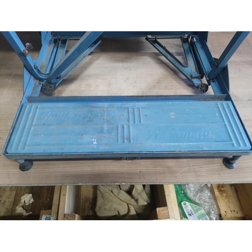 85 - A collapsible black & decker workmate in good order with adjustable pegs. Height 64cm, length 60cm, ... 