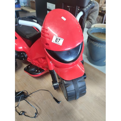 87 - A fully working electric toy trike complete with charger, moves forwards and backwards with use of s... 