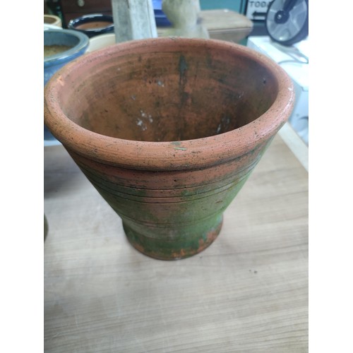 88 - 2 terracotta planters both in good order.
Tallest stands at 32cm high, 33cm diameter.