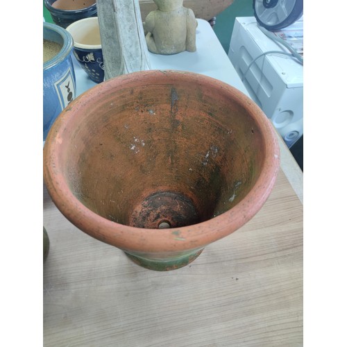 88 - 2 terracotta planters both in good order.
Tallest stands at 32cm high, 33cm diameter.