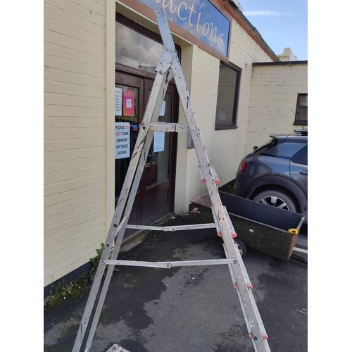 100 - free standing aluminium ladder clima, in working order.