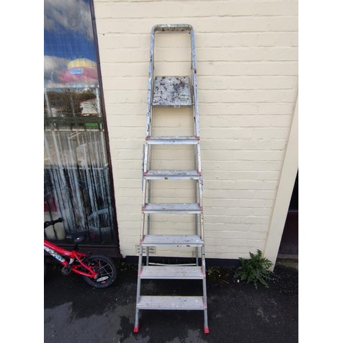 100 - free standing aluminium ladder clima, in working order.