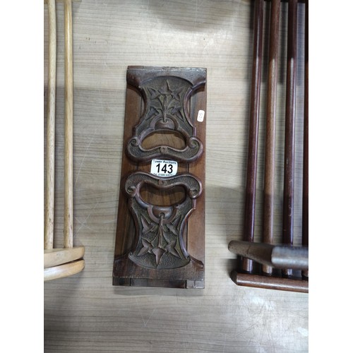 143 - A collection of wooden adjustable bookends, one with ivy engraved pattern, all in good order.
Longes... 