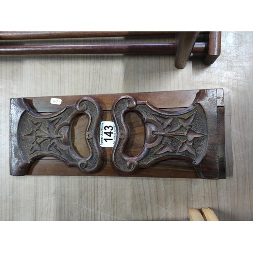 143 - A collection of wooden adjustable bookends, one with ivy engraved pattern, all in good order.
Longes... 