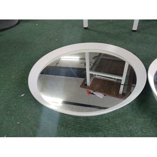 154 - A pair of large modern circular mirrors with plastic frames.
Diameter of 50cm.