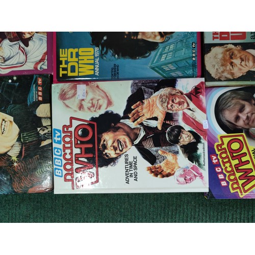 160 - A collection of 22 modern and vintage Doctor Who books from the 1970's through to the 2000's, includ... 