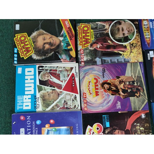 160 - A collection of 22 modern and vintage Doctor Who books from the 1970's through to the 2000's, includ... 