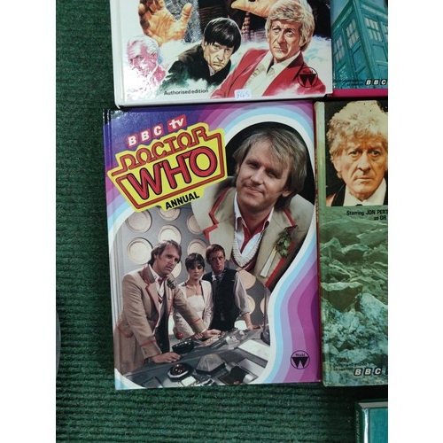 160 - A collection of 22 modern and vintage Doctor Who books from the 1970's through to the 2000's, includ... 