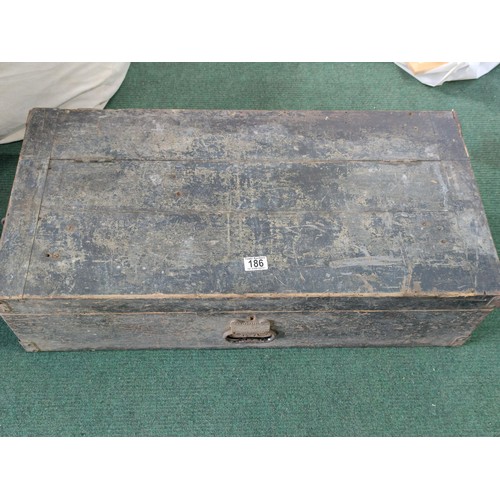 186 - A large vintage 3 drawer carpenters box with fitted compartment to keep a saw. Drawers are in good o... 