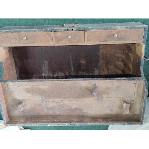 186 - A large vintage 3 drawer carpenters box with fitted compartment to keep a saw. Drawers are in good o... 