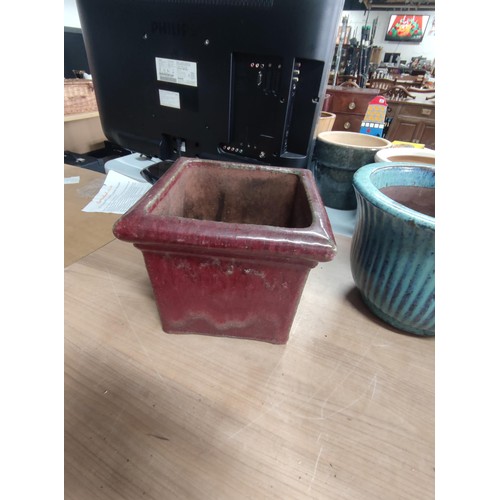 77 - Quantity of 3 glazed terracotta planters (1 red 2 blue)
Tallest has height of 23cm, diameter of 30cm... 