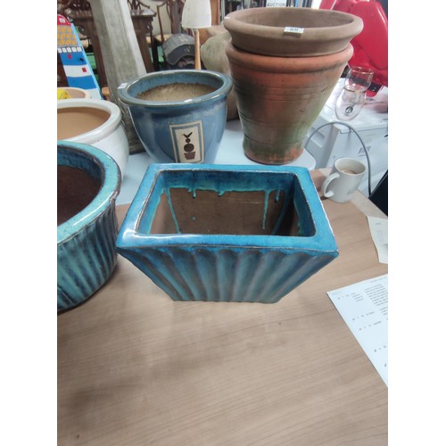 77 - Quantity of 3 glazed terracotta planters (1 red 2 blue)
Tallest has height of 23cm, diameter of 30cm... 