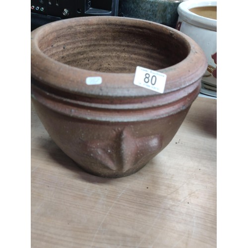 80 - A pair of terracotta planters with fleurs de lys.
In good order.
Height 23cm, diameter 29cm.