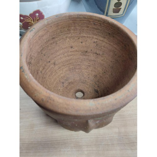 80 - A pair of terracotta planters with fleurs de lys.
In good order.
Height 23cm, diameter 29cm.