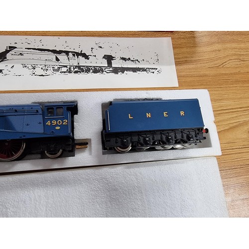 206 - A boxed as new Hornby R372LNER class A4 loco Seagull train set.