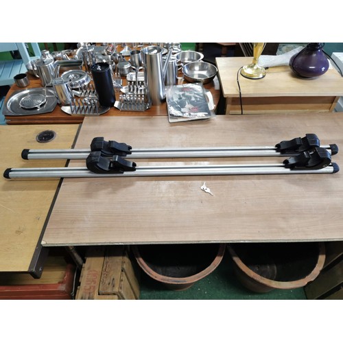 7 - Pair of Streetwise universal car roof rails complete with key, adjustable. length 134cm