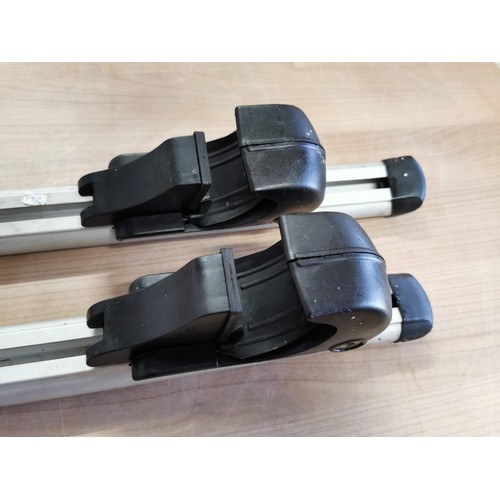 7 - Pair of Streetwise universal car roof rails complete with key, adjustable. length 134cm