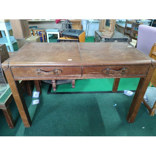 515 - Leather covered desk with two drawers and studded corner reinforcements. Drawers operate of metal ru... 