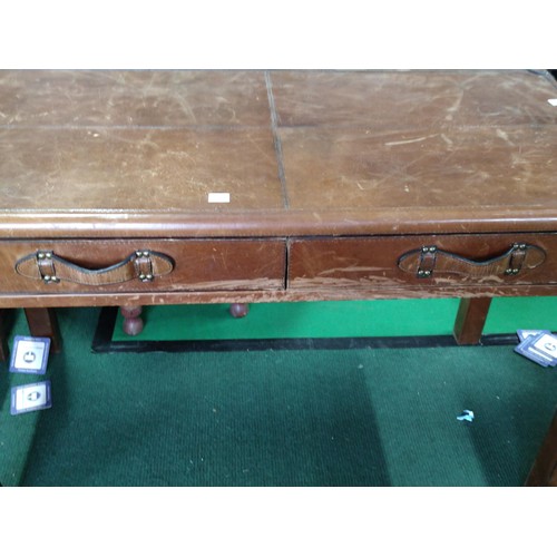 515 - Leather covered desk with two drawers and studded corner reinforcements. Drawers operate of metal ru... 