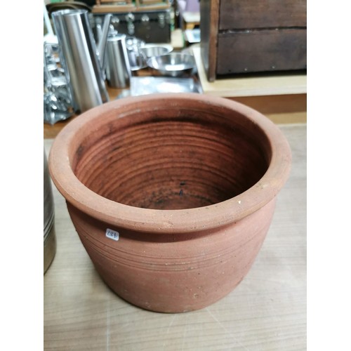 70 - 2x Terracotta plant pots in good order one stands 31cm tall the other 20cm