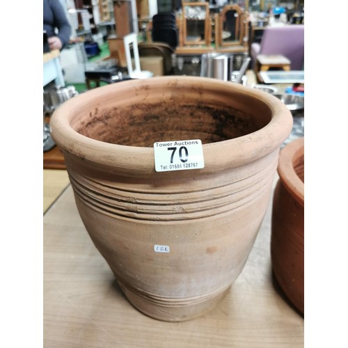 70 - 2x Terracotta plant pots in good order one stands 31cm tall the other 20cm